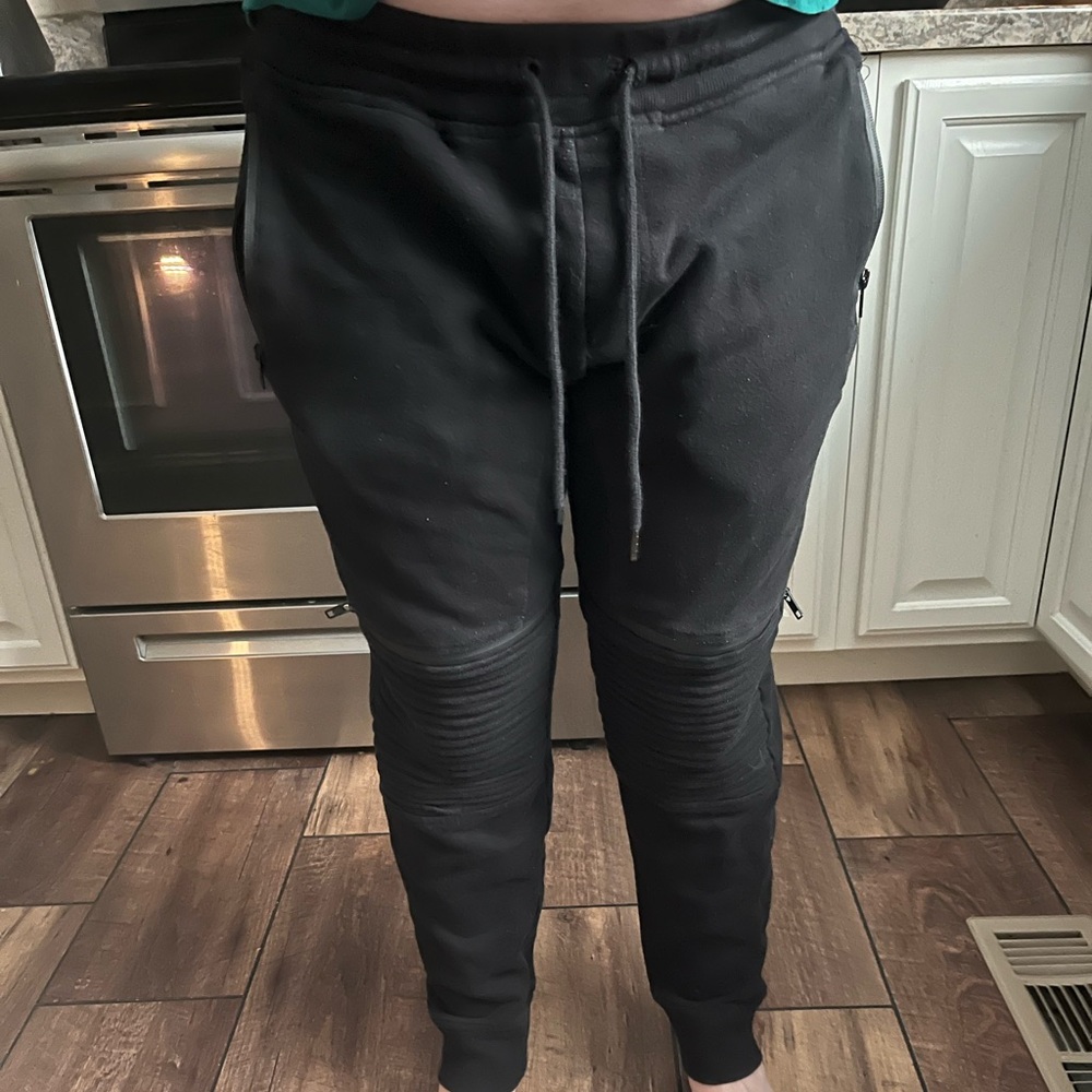 Guess Men’s Joggers with Zippered Knees and pockets Size Large